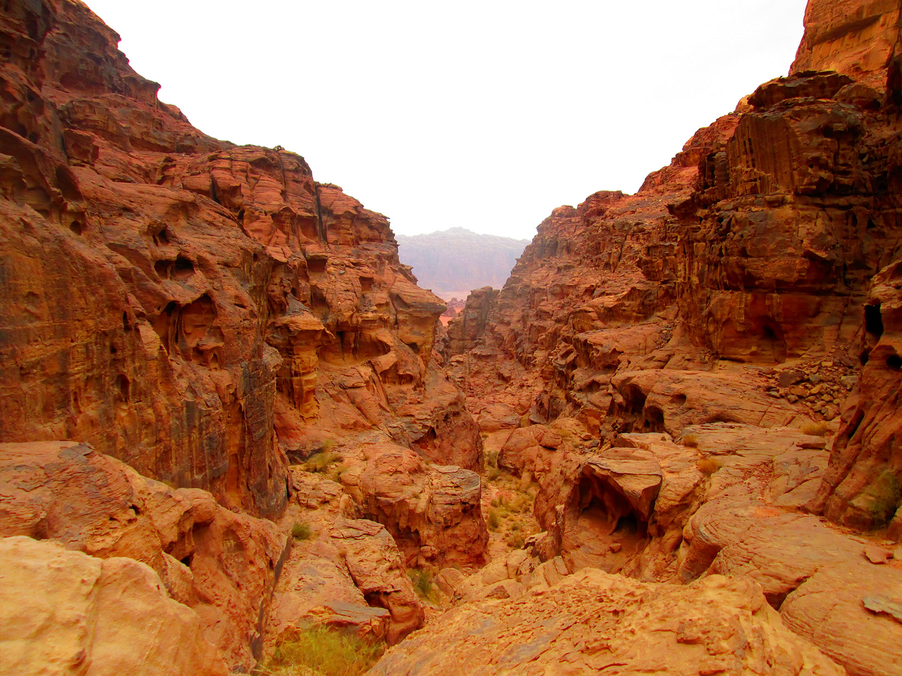 Marche dans les roches en Jordanie